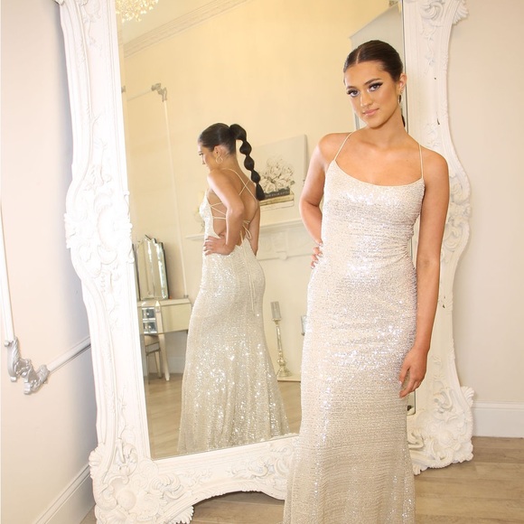 Will never wear again but it’s so beautiful only worn once. Super flattering - Picture 2 of 5